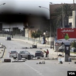 Suasana di Tripoli masih mencekam dan aksi kekerasan terus berlanjut.