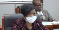 អ្នក​ស្រី Oppah Muchinguri រដ្ឋ​មន្ត្រី​ការពារ​ជាតិស៊ីមបាវ៉េ​ អះអាងថា អ្នកស្រីទទួលយកតែវ៉ាក់សាំងបង្ការជំងឺកូវីដ១៩ ដែលផលិតនៅប្រទេសស៊ីមបាវ៉េ។