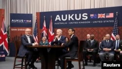 Presiden AS Joe Biden bertemu dengan Perdana Menteri Australia Anthony Albanese dan Perdana Menteri Inggris Rishi Sunak di San Diego, California, pada 13 Maret 2023. (Foto: Reuters/Leah Millis)