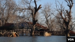 រូប​ឯកសារ៖ ផ្ទះ​របស់​ប្រជាពលរដ្ឋ​ដែល​ត្រូវបាន​លិចលង់ ដោយសារ​ទឹកទំនប់​វារីអគ្គិសនី​សេសានក្រោម២ ក្នុង​ខេត្តស្ទឹងត្រែង ថ្ងៃទី២៨ ខែវិច្ឆិកា ឆ្នាំ២០១៨។ (ស៊ុន ណារិន/VOA)