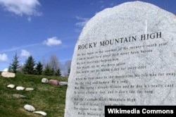 미국 콜로라도주 아스펜의 리오 그란데 공원에 위치한 존 데버의 묘지. 묘지비 위에 '로키 마운틴 하이(Rocky Mountain High)' 가사 적혀있다.