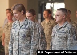 General Lori Robinson (chapda) endi dunyodagi eng qudratli harbiy qo'mondonliklardan birining rahbari