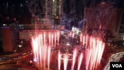 Kembang api menghiasi Tugu Selamat Datang Jakarta dalam peluncuran 200 hari menjelang SEA Games 25 April yang lalu (foto:dok).