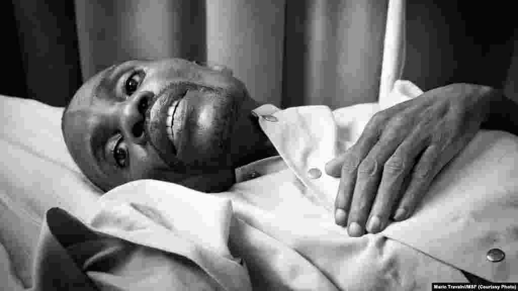 André, 42 ans, est dans un état grave au Centre Hospitalier de Kabinda, Kinshasa, RDC. (MSF/Mario Travaini)