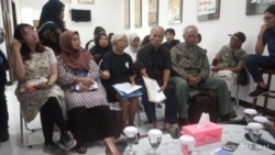 Para korban dan keluarga korban pelanggaran HAM di kantor Komnas HAM, Jakarta, Senin (9/12). (Foto: VOA/Sasmito)