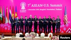 លោក Robert C. O’Brien ទីប្រឹក្សា​សន្តិសុខ​សហរដ្ឋ​អាមេរិក​ និង​រដ្ឋ​មន្ត្រី​ប្រទេស​អាស៊ាន ថត​រូប​ក្នុង​ជំនួប​កំពូល​អាស៊ាន​-អាមេរិក​ លើក​ទី​៧ នៅ​ទីក្រុង​បាងកក ប្រទេស​ថៃ កាល​ពី​ខែ​វិច្ឆិកា ឆ្នាំ ២០១៩។