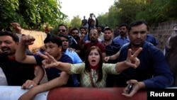 Para pendukung pemimpin oposisi Pakistan, Imran Khan, meneriakkan slogan anti-pemerintah di luar rumah kediaman Khan di Islamabad, Pakistan, 28 Oktober 2016. (REUTERS/Faisal Mahmood).