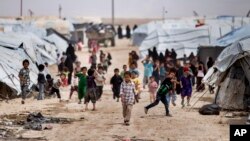 Suriya shimoli-sharqida kurd kuchlari nazorat qiladigan al-Hol qochqinlar lageri. O'zbekiston va qo'shni davlatlar bu yerdagi fuqarolarining bir qismini olib chiqqan. Hali yana bor, deydi rasmiylar. 