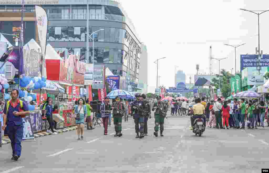 ទិដ្ឋ​ភាព​បុណ្យ​អុំ​ទូក​ អកអំបុក​ បណ្តែត​ប្រទីប​​ នៅក្នុង​រាជធានី​ភ្នំពេញ​កាលពី​រសៀលថ្ងៃទី​១១ ខែវិច្ឆិកា ឆ្នាំ២០១៩។​ (ខាន់ សុគុំមនោ​/​VOA)