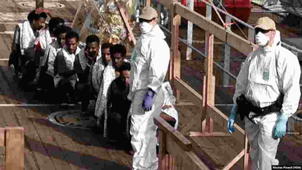 ድሕሪ ሰዓት`ውን ናይ ብሪጣናይ መርከብ መብዛሕቲኦም ኤርትራውያን ዝኾኑ ልዕሊ 650 ፍልሰተኛታት ኣብ ካታንያ ሃርበር ደቡባዊ ኢጣልያ ኣእቲያቶም ኣላ ። 