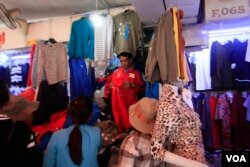 Cambodian citizens are buying sweaters to protect themselves from the cold weather in Phnom Penh, December 21, 2017. (Tum Malis/VOA Khmer)
