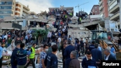 土耳其伊兹密尔市（İzmir）的救援人员展开地震救援