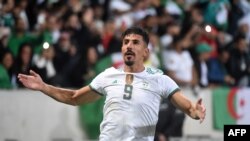Baghdad Bounedjah célèbre son but contre la Colombie, France, le 15 octobre 2019.