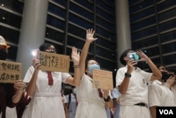 9月23日香港黄大仙区的一班中学生在某商场举行集会抗议警方暴力 (美国之音鸣笛拍摄)