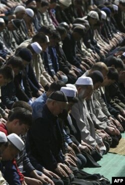 Qirg’izistonda islom ahlining boshqa din vakillari bilan munosabati qanday?