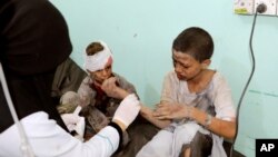 Un médecin soigne des enfants blessés par une frappe aérienne à Saada, au Yémen, le 9 août 2018.