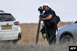 Jurnalis AFPTV Nicolas Garcia Ferrari mengambil gambar di dekat Jalur Gaza di Israel selatan pada 12 Oktober 2023 di tengah pertempuran yang sedang berlangsung antara Israel dan Hamas. (Foto: AFP)