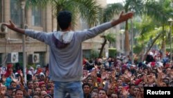 FILE - Cairo University students shout slogans against the government after the verdict of former Egyptian President Hosni Mubarak's trial at the university's campus in Giza, on the outskirts of Cairo, Nov. 30, 2014. 
