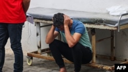 Rođak oplakuje voljene osobe ubijene tokom noći u napadima na Rafah u južnom pojasu Gaze, u bolnici Al-Najjar 12. novembra 2023.