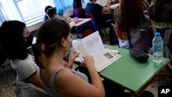 Arhiva, ilustracija: Đaci u školi nose zaštitne maske tokom pandemije koronavirusa.