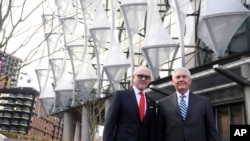 លោក​រដ្ឋមន្ត្រី​ការបរទេស Rex Tillerson (រូប​ស្តាំ) និង​លោក Woody Johnson ឯកអគ្គរដ្ឋទូត​អាមេរិក​ប្រចាំ​នៅ​ទីក្រុង ឡុងដ៏ ថត​រូប​ជាមួយ​គ្នា​ កាលពី​ថ្ងៃទី២២ ខែមករា ឆ្នាំ២០១៨។