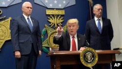 Presiden AS Donald Trump berada di Pentagon didampingi Wapres Mike Pence (kiri) dan Menhan James Mattis hari Jumat (27/1).
