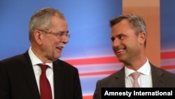 Norbert Hofer, right, candidate of Austria's Freedom Party, FPOE, talks to Alexander Van der Bellen, left, candidate of the Austrian Greens during the release of the first election results of the Austria presidential elections in Vienna, Austria, Sunday, 