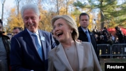 La candidate démocrate à la présidentielle américiane, Hillary Clinton, et son mari, l'ancien président américain Bill Clinton, dans l'Etat de New York, 8 novembre 2016.