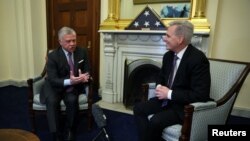 Raja Yordania Abdullah II (kiri) bertemu dengan Ketua DPR AS Kevin McCarthy di Gedung Capitol, Kamis 2 Februari 2023. 