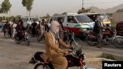 在阿富汗坎大哈省的一处检查站，在阿富汗特种部队在与塔利班激战后重新集结之际，车流停了下来。(2021年7月13日)