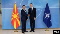 Arhiva - Generalni sekretar NATO-a, Jens Stoltenberg, rukuje se sa premijerom Makedonije Nikolom Gruevskim nakon sastanka 11. marta 2015.