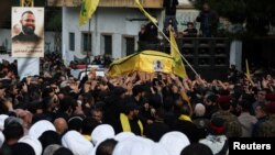 9일 레바논에서 진행된 헤즈볼라 고위급 지휘관 위삼 알타윌 장례식 참석자들이 관을 옮기고 있다. (자료사진)