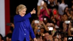 La candidate démocrate Hillary Clinton salue une foule de militants lors de son arrivée à un rassemblement à Tempe, Arizona, le 2 novembre 2016.