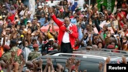 លោក Uhuru Kenyatta ប្រធានាធិបតី​កេនយ៉ា ថ្លែង​ទៅ​កាន់​អ្នក​គាំ​ទ្រ​គណបក្ស​លោក​នៅ​ក្រុង​ណៃរ៉ូប៊ី កាល​ពី​ពេល​ឃោសនា​បោះ​ឆ្នោត​ថ្ងៃ​២៣ ខែតុលា។