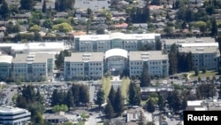 រូបឯកសារ៖ ទិដ្ឋភាព​នៃ​ស្នាក់​ការ​កណ្ដាល​របស់​ក្រុម​ហ៊ុន​ Apple នៅ​ទីក្រុង​ Cupertino រដ្ឋ​កាលីហ្វ័រញ៉ា ដែល​ជា​ផ្នែក​មួយ​នៃ​ Silicon Valley។