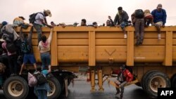 کاروان مهاجرانی که از آمریکای جنوبی به سمت ایالات متحده در حرکت هستند.