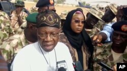Ministan yada labarai na Najeriya Lai Mohammed a garin Dapchi ranar Alhamis.