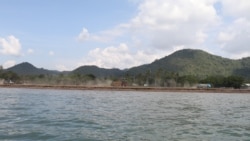 រថយន្តដឹកដីបើកបរនៅកន្លែងចាក់ដីលុបឆ្នេរសមុទ្រក្នុងក្រុងកែប ខេត្តកែប កាលពីថ្ងៃទី២៧ ខែធ្នូ ឆ្នាំ២០២១។ (ស៊ុន ណារិន/វីអូអេ)