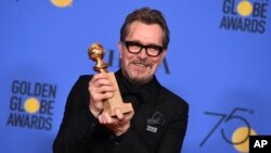 Gary Oldman with the Golden Globe award for best performance by an actor in a motion picture - drama for "Darkest Hour" at the 75th annual Golden Globe Awards Sunday, Jan. 7, 2018, in Beverly Hills, Calif. (Photo by Jordan Strauss/Invision/AP)