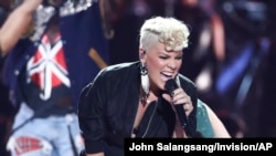 Pink tampil di iHeartRadio Music Festival, di T-Mobile Arena, Las Vegas, 22 September 2017.