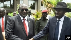 Riek Machar (L) na Rais Salva Kiir, wakiwa Juba, April 29, 2016.