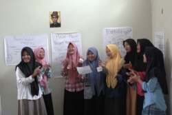 Para santri putri Pondok Pesantren Wahid Hasyim Yogyakarta mengikuti diskusi kesehatan reproduksi. (VOA/Nurhadi Sucahyo)