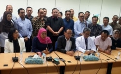 Gubernur Jawa Timur Khofifah Indar Parawansa bersama Forkompimda, Rektor Universitas Airlangga dan para pakar di Topical Deases Center Universitas Airlangga, menyampaikan keterangan terkait kewaspadaan virus corona. (Foto: VOA/Petrus Riski)