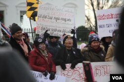 ពលរដ្ឋ​ខ្មែរ​អាមេរិកាំង​ និង​ខ្មែរ​កាណាដា​នៅ​សហរដ្ឋអាមេរិក ធ្វើមហាបាតុកម្ម​នៅ​ពី​មុខ​សេតវិមាន ក្នុង​រដ្ឋធានី​វ៉ាស៊ីនតោន កាល​ពី​ថ្ងៃ​អាទិត្យ ទី១០ ខែ​ធ្នូ ឆ្នាំ​២០១៧។ (ណឹម សុភ័ក្រ្តបញ្ញា/VOA)