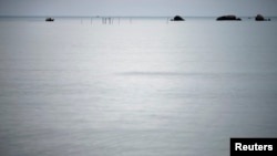 Kapal nelayan kembali ke pantai di pesisir timur Pulau Natuna Besar. (Foto: Dok)