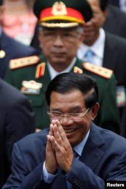 រូបឯកសារ៖ លោក​នាយក​រដ្ឋ​មន្ត្រី​ហ៊ុន​ សែន ស្វាគមន៍​មន្ត្រី​វៀតណាម​នៅ​ការិយាល័យ​វដ្ឋាភិបាល​វៀតណាម នៅ​ទីក្រុង​ហាណូយ ប្រទេស​វៀតណាម កាលពីថ្ងៃទី២០ ខែធ្នូ ឆ្នាំ២០១៦។ (REUTERS)