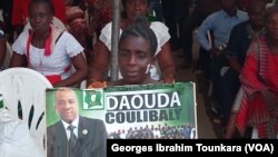 Une affiche électorale à Abidjan, en Côte d'Ivoire, le 30 septembre 2018. (VOA/Georges Ibrahim Tounkara)