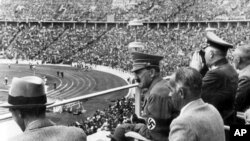 Adolf Hitler Nasist Almaniyasının ev sahibliyi etdiyi Olimpiya Oyunlarını seyr edir. Berlin, 1936.