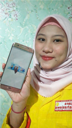 Ajeng Riski Anugrah: Muter membantu komuter yang memiliki gangguan pendengaran. (Foto: pribadi)