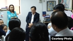 Kay Kimsong, the editor-in-chief, talked to the staff of the Phnom Penh Post, Phnom Penh, Cambodia, May 7, 2018. (Photo courtesy of Alessandro Marazzi Sassoon)